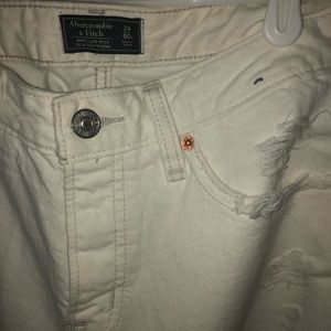 a&f RIPPED BOYFRIEND JEANS